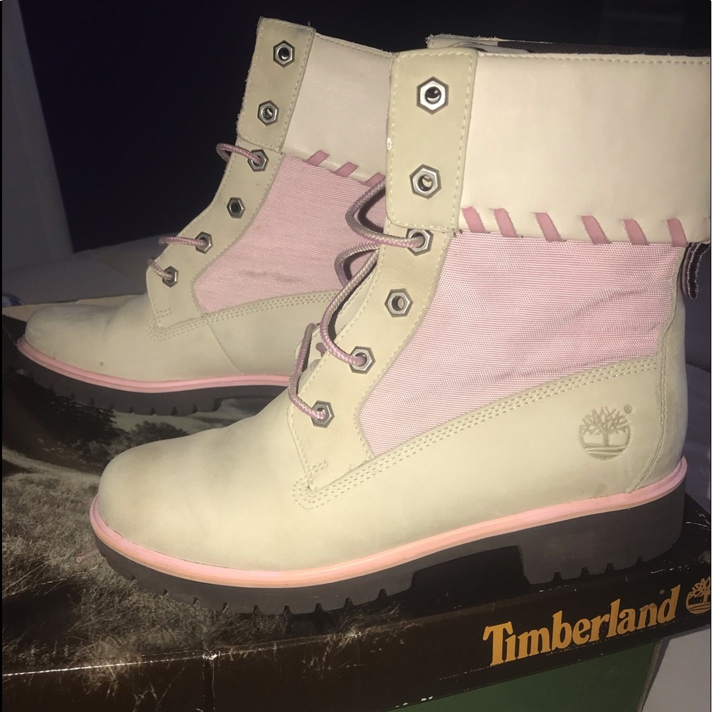 Women’s Timberlands 💕👣🌸❄️